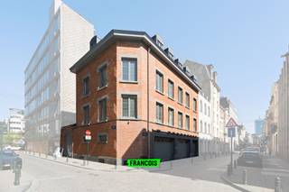 In het historische hart van Brussel vinden we deze uiterst rendabele instapklare opbrengsteigendom, gelegen op een perceel van 230 m² en met een royale bewoonbare oppervlakte van 650 m². De woning werd gebouwd in 1971 en onderging in 2010 een volledige, kwalitatieve renovatie waarbij comfort en afwerking centraal stonden. <br /><br />De centrale inkomdeur met sleutelvrije toegang leidt naar een ruime inkomhal die toegang biedt tot de verschillende units van het gebouw.<br /><br />Op het gelijkvloers bevindt zich een ruime kantoorruimte met aansluitende keuken en badkamer, ideaal voor professioneel gebruik, evenals twee dubbele garages die zorgen voor extra comfort en praktische meerwaarde. De eerste en tweede verdieping tellen elk vier verzorgde studio’s, perfect ingericht voor verhuur en gericht op een solide rendement. De bovenste verdieping is voorbehouden voor een luxueus afgewerkte penthouse, voorzien van twee slaapkamers, een volledig uitgeruste keuken, een stijlvolle badkamer, ingemaakte kasten en een zonnig dakterras dat een oase van rust biedt in het stadscentrum.<br /><br />De eigendom is gelegen in de Koopliedenstraat, een strategische locatie op wandelafstand van de Grote Markt, met vlotte toegang tot metrostation IJzer, treinstation Brussel-Noord, trams, winkels, restaurants en een ruim aanbod aan cultuur en ontspanning. Deze bruisende en authentieke buurt maakt van dit pand een uitzonderlijke investering met een gegarandeerd potentieel op lange termijn.<br /><br />Divers: Elektriciteit conform tot 2036, EPC Klasse C 144kWh m²/jaar, dubbele beglazing pvc raamprofielen, dak in goede staat en volledig geïsoleerd, zonnepanelen aanwezig, Volledig onderkelderd met opslagruimtes, goederenlift aanwezig, parlofoons, 9 wooneenheden verhuurd met 4% netto rendement, tegel, laminaat en parketvloeren, stedenbouwkundige inlichtingen aanwezig, bodemattest aanwezig, kadastraal inkomen €5.328,00.<br /><br />Interesse in deze unieke investeringskans? Neem snel contact op met Davy Vermander via 0495 44 77 53.<br /><br />