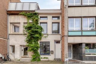 <p>Instapklaar huis in het centrum van Mechelen, nabij alle voorzieningen.</p><p><br /></p><p>Deze woning combineert charme met praktisch wooncomfort op een centrale ligging in Mechelen. Dankzij de instapklare afwerking kan je meteen genieten van een aangename woonomgeving zonder renovatiewerken. De woning bevindt zich vlak bij winkels, scholen, openbaar vervoer, het treinstation en belangrijke invalswegen, wat zorgt voor een vlotte verbinding in en rond de stad. Ook parken en andere dagelijkse voorzieningen bevinden zich in de directe omgeving. Met drie slaapkamers, een functionele indeling en een EPC-label C vormt dit huis een interessante opportuniteit voor wie comfortabel wil wonen in de stad.</p><p><br /></p><p>Belangrijkste ruimtes:<br />• Inkomhal<br />• Gezellige woonkamer<br />• Uitgeruste keuken met inductiekookplaat, oven, koelkast, diepvries, vaatwasser en dampkap<br />• Badkamer met inloopdouche, toilet en enkele wastafel in meubel<br />• 3 slaapkamers<br />• Nachthal<br />• Terras waar je rustig kan genieten van het buitenmoment<br />• Kelder</p><p><br /></p><p>Troeven:<br />• Instapklaar en goed onderhouden<br />• Gunstige ligging nabij winkels, scholen, station en openbaar vervoer<br />• Betegelde badkamer van 2022<br />• Keuken van 2022<br />• EPC-label C</p><p><br /></p><p>Neem vandaag nog contact op voor meer informatie of een bezoek.</p><p><br /></p><p>JOUW DROOMHUIS. ZO GEVONDEN!</p>