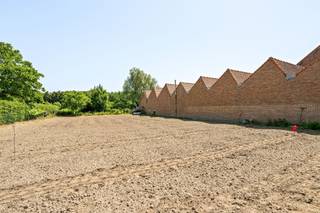 Vous recherchez un terrain à bâtir à Wielsbeke pour y construire la maison de vos rêves ? Alors ce terrain de 721 m², situé dans la paisible rue Heirweg, est une opportunité unique.Ce terrain à bâtir est destiné à une construction ouverte et se trouve dans un environnement agréable, verdoyant et résidentiel où le calme et l'intimité sont au cœur de la vie. Vous bénéficiez en même temps d'un accès facile au centre de Wielsbeke et aux communes environnantes.Grâce à son emplacement idéal, les commerces, les écoles, les transports en commun et les principales voies d'accès se trouvent à proximité. Ce site allie ainsi sans effort la tranquillité de la vie à la campagne à une excellente accessibilité et au confort au quotidien.Le terrain offre de nombreuses possibilités pour construire une maison familiale spacieuse avec jardin, entièrement adaptée à vos souhaits et à vos besoins en matière d'habitat. De plus, il n'y a aucune obligation de construire, ce qui vous laisse la liberté de réaliser votre projet de construction au moment qui vous convient le mieux.Atouts✔ Terrain à bâtir de 721 m²✔ Destiné à une construction non mitoyenne✔ Emplacement calme et verdoyant✔ Aucune obligation de construire✔ Beaucoup d'intimité et de confort de vie✔ Accès rapide au centre-ville et aux axes routiers✔ À proximité des commerces, des écoles et des transports en commun✔ Idéal pour construire la maison de vos rêvesUne opportunité intéressante pour ceux qui recherchent un terrain à bâtir situé au calme à Wielsbeke, offrant de nombreuses possibilités et une excellente accessibilité.Vous souhaitez plus d'informations ou visiter les lieux ? luna@immobeguin.be