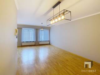 <p>Instapklaar appartement met 98 m² bewoonbare oppervlakte, gelegen in het centrum van Diest. De woning telt 2 slaapkamers en een moderne badkamer, alles in neutrale, hedendaagse afwerking.<br />De ruime leefruimte is licht en uitnodigend dankzij grote ramen en een warme parketvloer. De open keuken is volledig uitgerust met witte kasten, een praktisch werkblad en ingebouwde apparaten, met voldoende opbergruimte en een gezellige eethoek.<br />De badkamer beschikt over een inloopdouche, een dubbel wastafelmeubel en handdoekradiator. <br />Twee slaapkamers bieden volop flexibiliteit als slaapkamer, bureau of hobbyruimte. De indeling en afwerking ogen strak en onderhoudsvriendelijk, waardoor u direct kunt intrekken.<br />Verder omvat de woning één garageplaats (nr 9), ideaal voor wie in Diest centrum wil wonen met eigen parkeergelegenheid. Een aangename combinatie van comfort, ruimte en centrale ligging, vlakbij winkels, horeca en openbaar vervoer.</p><p>Huurprijs € 850 &amp; gemeenschappelijke kosten € 70.<br />Neem vandaag nog contact op voor een bezichtiging! <br />Vul de kandidaatstelling in op ImmoDiest.be (onder te huur -&gt; Hasseltsestraat 58 bus 2, 3290 Diest -&gt; Oranje knop 'vraag uw bezoek aan').Van zodra wij deze informatie ontvangen hebben, nemen wij contact met u op.</p>