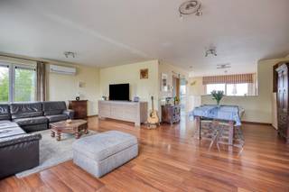 Ben je op zoek naar een unieke kans om een ruime woning met succesvolle frituur over te nemen in een gezellige buurt? Dit prachtige pand (gebouwd...