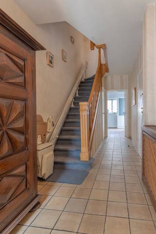 Schitterend gelegen en zeer verzorgde bel-etage woning met 3 slaapkamers en tuintje in residentiële buurt te AnderlechtDeze woning omvat op de...