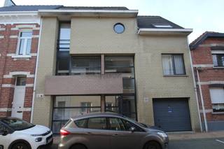 Centraal en rustig gelegen appartement op de 2de verdieping met 1 slaapkamer en groot terras<br /><br />INDELING:<br />- inkomhal<br />- woonkamer met nieuwe open keuken (impressiefoto) voorzien van keramische kookplaat en dampkap (ca 34 m²)<br />- berging met aansluiting voor wasmachine en boiler voor sanitair warmwater (ca 3m²)<br />- badkamer voorzien van lavabo, nieuw wc en ligbad met douchemogelijkheid (ca 4m²)<br />- slaapkamer (ca 11m²)<br /><br />DIVERSEN:<br />- de keuken moet nog geplaatst worden (zie impressiefoto)<br />- gemeenschappelijke berging voor vuilbak en fiets<br />- gemeenschappelijke kosten: 30€/mnd (onderhoud en elektriciteit gemeenschappelijke delen)<br />- appartement is volledig betegeld en kamers zijn voorzien van verlichting<br />- groot nieuw aangelegd terras (ca 22m²)<br />- rustige straat in het centrum van Kapellen<br />- vrij per 15 oktober 2026, onder voorbehoud plaatsing keuken<br />- voor meer info of een bezoek: info@devavastgoed.be