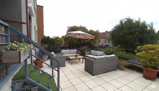 Ben je op zoek naar een charmant appartement met twee terrassen én een private staanplaats? Dan is dit gezellige appartement op de eerste...