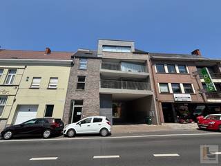 TE KOOP: Ruim en energiezuinig appartement met zonnig terras & ondergrondse autostaanplaats in het hart van Ronse (Hoogstraat 37)Ontdek dit recent en...