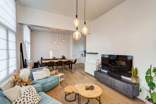 <p>Interesse of vragen? Neem gerust contact op met Dimitry Van Hinsbergh via dimitry@copandi.be of via +32 493 37 27 43.<br /><br />Dit gelijkvloerse appartement ligt in een verzorgd gebouw in Hoboken, op wandelafstand van openbaar vervoer, winkels en parken.<br /><br />Bij het binnenkomen valt het open gevoel op, mede dankzij de hoge plafonds en de grote raampartijen met rolluiken die de woning de hele dag van licht voorzien. De leefruimte sluit mooi aan op de eetkamer. De keuken is praktisch ingericht en uitgerust met de nodige toestellen en voldoende kastruimte. Naast de keuken bevindt zich een bergruimte. In de hal is een apart toilet voorzien.<br /><br />Verder zijn er twee slaapkamers met elk hun eigen indeling. De badkamer beschikt over een bad, een inloopdouche en een wastafel. Een tweede bergruimte biedt aansluitingen voor was- en droogmachine.<br /><br />Achteraan ligt de stadstuin, een rustige buitenruimte waar je aangenaam kan vertoeven. Dit appartement biedt een comfortabele woonomgeving op een centrale locatie.<br /><br />Mogelijkheid tot overname van meubels! De maandelijke kosten bedragen € 50,00 (onderhoud, beheer en minuterie).<br /><br />✅ Lichtrijk hoekpand<br />✅ Strategische locatie<br />✅ Instapklaar<br />✅ Hoge plafond en ruim gevoel</p>