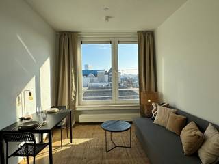 Gezellig, gemeubeld appartement met 1 slaapkamer in hartje Antwerpen!<br /><br />Dit volledig gemeubeld appartement vindt haar ligging in de Huidevettersstraat, in het centrum van Antwerpen.<br />Met winkels, scholen, het openbaar vervoer en allerlei gezellige bars en restaurants om de hoek, kent het appartement dé ideale locatie. <br />Bovendien zorgen de nabij gelegen invalswegen voor een goede bereikbaarheid. <br /><br />GA NAAR WWW.DEBOERENPARTNERS.BE OM RECHTSTREEKS UW ONLINE AFSPRAAK IN TE PLANNEN<br /><br />Indeling: <br />- Inkomhal <br />- Apart toilet<br />- Leefruimte<br />- Volledig uitgeruste keuken<br />- Slaapkamer<br />- Badkamer met ligbad en lavabo<br /><br />Bijzonderheden:<br />- Algemene kosten: 55 euro per maand voor onderhoud gemeenschappelijke delen. <br />- Gemeenschappelijke fietsenberging aanwezig<br />- Beschikbaar vanaf 01/08<br /><br />GA NAAR WWW.DEBOERENPARTNERS.BE OM RECHTSTREEKS UW ONLINE AFSPRAAK IN TE PLANNEN