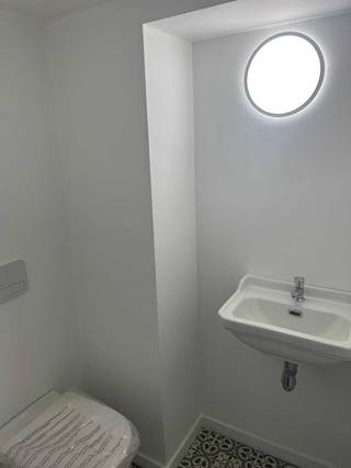 Ontdek deze charmante instapklare woning met 3 slaapkamers, gelegen op Stoopkensstraat 7 in Hoegaarden. De woning geniet van een uitstekende EPC-score A, wat duidt op een goede energiezuinigheid.<br /><br />Binnenin valt meteen de smaakvolle afwerking op. De hal wordt gesierd door een prachtige mozaïekvloer die een uniek karakter verleent. De trap, met zijn authentieke houten leuning, leidt naar de bovenverdiepingen. De badkamer is een ware wellnessruimte, uitgerust met een luxueus bad en een ruime inloopdouche, afgewerkt met marmerlook tegels en stijlvolle gouden accenten. De houten vloeren zorgen voor een warme en gezellige sfeer.<br /><br />De buitenkant van de woning, opgetrokken in een mix van rode en gele bakstenen, geeft het huis een tijdloze uitstraling. De grote ramen zorgen voor veel natuurlijk lichtinval in de leefruimtes. Dit is een instapklare woning waar u direct van kunt genieten.