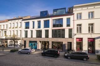 Luxueus nieuwbouw appartement op toplocatie !Het appartement is gelegen op de 2e verdieping en heeft een bewoonbare oppervlakte van 104,8 m²Inkomhal...