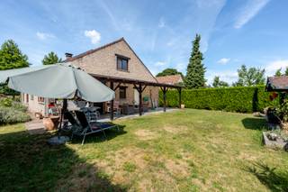 [[ DIT PAND NEEMT DEEL AAN DE ERA OPEN HUIZEN DAG OP 6/12 VAN 13:00 TOT 14:00 ]] <strong>Goed onderhouden eengezinswoning met 4 slaapkamers, 2 badkamers, garage en grote omheinde tuin.</strong><br />Deze woning ligt ideaal voor wie houdt van vlot bereikbaar én gezellig wonen. Je zit op een steenworp van Brussel, Zaventem en belangrijke invalswegen, terwijl winkels, scholen en openbaar vervoer bijna letterlijk om de hoek liggen. En toch: achter de voordeur ervaar je vooral rust, comfort en het gevoel écht thuis te komen.<br /><br /><u><strong>Indeling van de woning:</strong></u><br /><strong>Niv +0:</strong> inkom met apart toilet, ruime woonkamer, volledig ingerichte keuken met eetruimte, berging, garage, 2 slaapkamers en badkamer met twee wastafels en inloopdouche. Buiten geniet je van een gezellige omheinde tuin met terras en tuinhuis. Voor en achter de woning heb je zicht op velden.<br /><strong>Niv +1:</strong> vanuit de garage heb je toegang tot het eerste verdiep, welke is ingedeeld in 2 slaapkamers en een extra badkamer met een wastafel en ligbad.<br /><br />Check ook onze Virtuele rondleiding!<br /><br /><u><strong>Extra informatie en troeven:</strong></u>
<ul><li>Instapklaar en goed onderhouden</li><li>Zonnepanelen aanwezig: 44,8m² (Zuidoost georiënteerd)</li><li>Rolluiken (manueel en elektrisch)</li><li>Ingebouwde kasten in de slaapkamers</li><li>Waterverzachter</li><li>Bekijk zeker onze plannen in bijlage</li></ul>
<br />Aangeboden met ERA comfort garantie<br />Meer informatie? Contacteer Sam Vandenhouten via +3223351115<br />JOUW DROOMHUIS. ZO GEVONDEN!