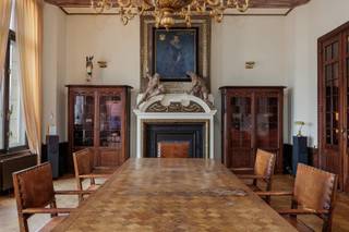 In het monumentale Hansahuis, ingehuldigd in 1903, een van de belangerijkste ankerpunten van de Scheldekaaien, vindt u een dit unieke kantoor.<br /><br />Het imposant gebouwencomplex op de kop van het bouwblok gevormd door Ernest Van Dijckkaai, Suikerrui en Kaasstraat, werd opgetrokken in opdracht van Wilhelm Arnold von Mallinckrodt, naar de hand van architect Joseph Hertogs. Hertogs geldt als een van de meest succesvolle architecten in Antwerpen. Zijn loopbaan stond in dienst van de vermogende, overwegend liberale mercantiele burgerij. Het Hansahuis moest getuigen van de bloeiende handelspositie van de Antwerpse metropool in het begin van de 20ste eeuw. De hoektorens, risalieten, kolossale ordepilasters en zuilen, galerijen en beelden van Jef Lambeaux, stroken volledig met de toen heersende welvaartsmentaliteit en pronkzucht. In 1981 werd het gebouw beschermd als monument.<br /><br />De kantoorverdieping kent in haar authenticiteit verschillende soorten werkplekken : schitterende ontvangstruimte, wachtkamer, sfeervol salon met parketvloer, houten lambriseringen en een mooie bar, vergaderzaal, moderne landschapskantoren.... <br />Dubbele openslaande deuren verbinden de ruimten, parketvloeren lopen door, tal van authentieke elementen ademen de geschiedenis en geven een bijzonder karakter aan het pand.<br /><br />Parkeerfaciliteiten kunnen afzonderlijk hierbij aangekocht worden.