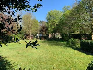 ****IN OPTIE****Deze zeer goed onderhouden, ruime villa ligt is gelegen op een toplocatie in de villawijk ”Bloemenwijk” in Zoersel. Nabij het centrum...