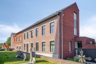 Dit ruime en lichtrijke appartement met een oppervlakte van 125m² bevindt zich aan het gezellige dorpsplein van het rustige, landelijke Holsbeek. Het volledige gebouw werd in 2024 volledig vernieuwd.<br /><br />Via de lift of trap bereik je dit appartement op de 2de verdieping.<br />De inkomhal met vestiaire en gastentoilet heeft u toegang tot alle vertrekken. Het appartement beschikt over een aangename leefruimte met een volledig uitgeruste open keuken, 2 ruime slaapkamers, een badkamer met dubbele lavabo, inloopdouche en toilet en een praktische bergruimte voor wasmachine /droogkast. <br /><br />De vaste kosten voor lift, onderhoud van gang en ramen worden geraamd op 55 euro per maand.<br />Het appartement beschikt over vlierverwarming. <br /><br />Dit appartement kan enkel gehuurd worden door 65 plussers.<br />Het appartement is ingericht als zorgwoning voor 65-plussers en biedt alle nodige comfort voor veilig en zelfstandig wonen. Zo zijn er een lift, brede deuren, drempelloze doorgangen en een comfortabele inloopdouche aanwezig.<br /><br />Het volledige geheel (eerste en tweede verdieping) kan gehuurd worden aan huurprijs van € 1.900 per maand.<br /><br />Onmiddellijk beschikbaar!