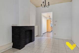 <p>Deze pal in het centrum gelegen, instapklare woning, omvat volgende extra troeven die het zeker de moeite waard maken om te komen kijken;</p>
<p>*EPC score C, dus geen renovatieverplichting</p>
<p>*gelegen op 1 minuut wandel afstand van scholen en het Rondplein</p>
<p>*verwarming op aardgas</p>
<p>*ramen dubbel glas (vernieuwd in 2010)</p>
<p>*3 slaapkamers + aparte trap naar de zolder</p>
<p>*dak vernieuwd in 2010</p>
<p>*stadstuin met terras en buiten berging.</p>
<p>*garage kan worden bij gehuurd</p>
<p><br />Wenst u meer info over deze woning of een vrijblijvende bezichtiging, contacteer dan ons kantoor op het nummer 014300208.</p>