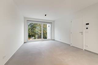 Dit moderne nieuwbouwappartement op de tweede verdieping combineert veel licht, een aangename leefruimte en een zonnig terras. Een interessante keuze voor wie op zoek is naar een comfortabel nieuwbouwappartement in St-Andries en geen maanden meer wil wachten: het appartement is klaar bij akte.<br />De leefruimte met open keuken (toestellen AEG) geniet dankzij de grote raampartijen van een aangename lichtinval. Het grote schuifraam geeft rechtstreeks uit op het terras en zorgt voor een mooie verbinding tussen de leefruimte en het buitenleven. Verder beschikt het appartement over een slaapkamer, badkamer, afzonderlijk toilet en praktische berging/wasplaats.<br />Het appartement is energiezuinig uitgerust met zonnepanelen, warmtepomp, vloerverwarming, superisolerende beglazing en ventilatiesysteem en heeft een E-peil van 30. In de residentie zijn twee liften aanwezig.<br />De ligging in St-Andries is praktisch, met winkels, scholen, openbaar vervoer en belangrijke invalswegen in de nabije omgeving. Ook het centrum van Brugge en het Tillegembos zijn vlot bereikbaar.<br />Aan de achterzijde van het gebouw bevinden zich 20 staanplaatsen. Elk appartement dient een staanplaats aan te kopen.<br />Tevens is er ook een fietsenstalling achteraan het gebouw. Daarnaast kan er ook een kelderberging aangekocht worden.<br /><br />Prijs appartement 2.01: €315.000 excl. kosten<br />Staanplaats: €20.000 excl. kosten<br />Kelderberging: €5.000 excl. kosten<br />Verkoop onder btw-stelsel. Mogelijkheid tot 6% btw indien aan de voorwaarden wordt voldaan.<br /><br />Nieuwbouw, energiezuinig, zonnig terras en onmiddellijk beschikbaar bij akte.<br /><br /><br />