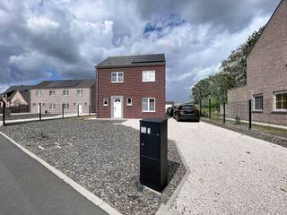 LIEU :<br /><br />La maison est située dans la campagne à Ruiselede, près du centre de Doomkerke. Ici, vous pouvez vous détendre complètement.<br />Cependant, vous êtes à une courte distance des autoroutes et des installations qu'Aalter a à offrir.<br /><br />MISE EN PAGE :<br /><br />Hall d'entrée - toilettes - bureau/chambre 1 avec douche et lavabo - salon avec cuisine ouverte équipée de tous les appareils électroménagers - grand débarras.<br /><br />Hall supérieur - 3 chambres - salle de bain avec baignoire, toilettes et lavabo - grenier par trappe.<br /><br />INFORMATIONS SUPPLÉMENTAIRES :<br /><br />Ce bien sera disponible sur préavis à partir du 01/09/2025. <br />D'un commun accord, il pourrait également être disponible à partir du 15/07/2025.<br /><br />Le chauffage central est fourni au gaz. Chauffage au sol en bas, radiateurs en haut. EPC Un score !<br /><br />Le jardin est entièrement aménagé et clôturé. Une terrasse bien exposée est également à votre disposition.<br />En plus de la présence d'un garage, une place de parking à l'avant sera également prévue par logement.<br />La maison est entièrement peinte et équipée de luminaires (espace de vie extérieur et cuisine).<br />Il y a une grande pièce de rangement adjacente à la cuisine.<br />Des panneaux solaires sont également fournis par maison, ce qui permettra d'améliorer les factures d'énergie.<br /><br />DEMANDE DE VISITE :<br /><br />Vous souhaitez visiter cette propriété ? N'oubliez pas de demander votre visite via MijnhuurProfiel ! N'oubliez pas de consulter également la visite virtuelle disponible sur le site Web de Dewaele !