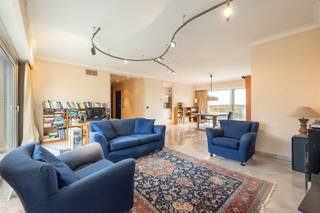 <p><span>BERCHEM - Fruithoflaan : Superbe penthouse avec 3 chambres, 2 salles de bains, 155 m² de terrasses et garage. Score PEB C.</span></p><p><span> </span></p><p><span>DESCRIPTION :</span></p><p><span> </span></p><p><span>Au dernier étage de cette résidence bien entretenue et élégante, vous découvrirez ce magnifique penthouse avec ses terrasses uniques.</span></p><p><span>Accès direct à l'appartement par l'ascenseur avec porte de sécurité. Hall d'entrée avec débarras.</span></p><p><span>Salon et salle à manger très spacieux et lumineux (environ 50 m²). </span></p><p><span>À l'avant, il donne sur une magnifique terrasse orientée sud d'environ 83 m² avec un auvent et, à l'arrière, sur une terrasse orientée ouest d'environ 72 m², chacune accessible par des baies vitrées coulissantes.</span></p><p><span>Cuisine entièrement équipée (environ 13 m²) avec placards et tous les appareils électroménagers.</span></p><p><span>Le hall de nuit donne accès à 3 chambres et 2 salles de bains :</span></p><p><span>À l'arrière, chambre principale (environ 15,5 m²) avec salle de bains attenante équipée d'une baignoire, d'un lavabo et de toilettes. Elle donne sur la terrasse arrière.</span></p><p><span>À l'avant, 2 chambres de 14,5 m² et 13,5 m² et une salle de douche avec toilettes.</span></p><p><span>Sur la terrasse à l'avant se trouve un débarras avec la chaudière individuelle.</span></p><p><span> </span></p><p><span>Débarras privé à côté de l'ascenseur au sous-sol.</span></p><p><span>Garage avec porte automatique à 45 000 €.</span></p><p><span> </span></p><p><span>PARTICULARITÉS :</span></p><p><span> </span></p><p><span>* Terrasses uniques d'une superficie totale d'environ 155 m²</span></p><p><span>* Magnifique luminosité</span></p><p><span>* Électricité conforme</span></p><p><span>* Très bien situé à proximité de tous les commerces, des axes routiers et des transports en commun</span></p><p><span>* Volets roulants électriques à l'arrière.</span></p><p><span>* Store à l'avant</span></p><p><span>* Frais mensuels d'environ 240 € (entretien, eau, électricité des parties communes, syndic, assurance et fonds de réserve)</span></p>