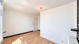Situé au deuxième étage d'un immeuble à taille humaine, cet agréable appartement dispose d'un séjour lumineux bénéficiant d'une belle lumière naturelle.<br /><br />La cuisine séparée est équipée d'un réfrigérateur et d'un four combiné.<br />L'appartement comprend deux chambres spacieuses, dont la seconde dispose d'une pièce supplémentaire attenante, idéale comme bureau ou dressing.<br />La salle de bains est équipée d'une douche, d'un lavabo avec meuble, d'un WC ainsi que d'un raccordement pour une machine à laver.<br />Une cave privative est également à disposition.<br /><br />Idéalement situé à proximité des écoles, supermarchés, restaurants, transports en commun et principaux axes routiers.<br />L'appartement convient pour un maximum de 3 personnes et est disponible à partir du 01/01/2027.<br /><br />Aucune charge commune !