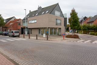 Lichtrijk handelsgelijkvloers (102m²) in recent gebouw op een zichtlocatie te Kalmthout-centrum! Het goed bestaat uit een polyvalente...