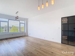 Discover this fully renovated flat on the third floor, ideally located and ready to move into!You enter the flat through the spacious entrance hall...