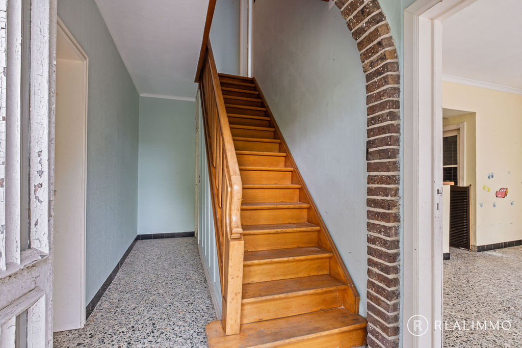 Ruime te renoveren woning met dubbele garage! - foto 4