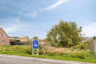 <strong>Bouwgrond voor open bebouwing op perceel van 6a 26ca te koop in Laakdal</strong><br /><br />Op de Nieuwe Baan, nabij het centrum van Vorst (Laakdal), bevindt zich deze bouwgrond gelegen op een perceel van 6a 26ca. De ligging biedt een ideale balans tussen het landelijke gevoel en de nabijheid van de E313. Op korte afstand van Nieuwe Baan in Laakdal vind je ook diverse winkels, restaurants en scholen terug.<br /><br />Deze bouwgrond van 6a 26ca is geschikt voor open bebouwing. Het perceel heeft een straatbreedte van 16,00m en de diepte van het perceel bedraagt 35,70m.<br /><br />Bouwvoorschriften: <br />De voorgevel dient minimum 7m breed te zijn. Voor de zijgevels dient er steeds minimum 3m van de perceelsgrenzen gebleven te worden. De achtergevel dient op minimum 8m achter de voorgevel en binnen de bouwstrook geplaatst te worden. De dakvorm mag in een schuin dak met helling van minimum 10° en maximum 60°. Een plat dak is toegelaten op uitbouwen en op bijgebouwen. <br /><br />Bouwvoorschriften en het verkavelingsplan zijn beschikbaar. Voor verdere stedenbouwkundige inlichtingen kan je contact opnemen met ons kantoor.<br /><br />Is deze bouwgrond iets voor jou? Contacteer ons via info@bosmanvastgoed.be voor meer info. Wij helpen jullie graag verder!