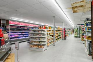 Ruim en verzorgd handelspand met overnamemogelijkheid van handelsfondsenInstapklare, afgewerkte woning met 3 slaapkamersGezellige leefruimte,...