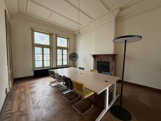 Deze ruime kantoorruimte is gelegen op de hoogste verdieping van een historisch gebouw in het centrum van Antwerpen. Op wandelafstand vindt u...