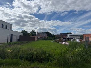 Unieke kans om uw droomvilla te realiseren op één van de laatste beschikbare percelen in een recente mooie verkaveling!
In de geliefde woonomgeving tussen Lille en Gierle bieden wij deze prachtige bouwgrond voor open bebouwing aan, gelegen in een goedgekeurde en niet-vervallen verkaveling (lot 2). Met een royale oppervlakte van 1.087 m² en een perceelbreedte van 20 meter geniet u hier van alle ruimte om comfortabel en stijlvol te wonen.
Troeven van het perceel
Oppervlakte: 1.087 m²
Perceelbreedte: 20 meter
Gelegen in een goedgekeurde, niet-vervallen verkaveling
Bouwrijpe grond – geen bomen of andere hinderlijke beplanting aanwezig
Blanco gunstig bodemattest
Geschikt voor een ruime vrijstaande villa
Toegelaten bouwvolume van 14 m x 17 m
Extra zone van 40 m² voorzien voor bijgebouwen
Westgerichte tuin
Wonen in een jonge en dynamische buurt
Watertoets : Perceelscore D - pluviaal bij intense neerslag
Niet gelegen in een risicozone voor overstromingen
Niet gelegen in een afgebakende oeverzone of afgebakend overstromingsgevoelig gebied
Niet gelegen in Signaalgebied
geen voorkooprecht
gelegen in woonzone
Deze bouwgrond bevindt zich in een prachtige recente verkaveling, omringd door moderne nieuwbouwwoningen. De wijk straalt een jonge en levendige sfeer uit en geniet van een uitstekende ligging op de verbindingsas tussen Lille en Gierle. Winkels, scholen, ontspanningsmogelijkheden en belangrijke invalswegen bevinden zich binnen handbereik.
De tuin is westelijk georiënteerd, wat garant staat voor lange zonnige namiddagen en sfeervolle zomeravonden. Hier creëert u moeiteloos een heerlijke buitenruimte waar familie en vrienden graag samenkomen. Steek de barbecue maar alvast aan en geniet binnenkort van prachtige zonsondergangen in uw eigen tuin!
Interesse?
Bent u op zoek naar een ruim perceel op een toplocatie om uw droomwoning te bouwen? Neem dan vandaag nog contact op voor meer informatie of een bezoek ter plaatse.
Turnhoutsebaan 41 – Lot 2 – Gierle (Lille) - VRAAGprijs 250.000 euro
Oppervlakte: 1.087 m² | 20 m breed l Open bebouwing | Westgerichte tuin