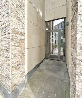 Nabij Gent Zuid: Residentie 'Baudelopark' - Comfortabel appartement op de derde verdieping; Gebouw met lift - Indeling: aparte inkom, gastentoilet met wastafel; Vestiairehoek; 2 ruime slaapkamers met doorgang naar een achtergelegen terras. Badkamer met ruime inloopdouche, wastafel met meubel en tweede toilet. Ruime living, afgewerkt met massieve parketvloer en een ingerichte open keuken met alle comfort. Wasberging/ technische en -ventilatieruimte. Vanuit de leefruimte kan met ook naar een ruim terras vooraan met een open zicht op de stad met kapel en het groenpark. het appartement is volledig geschilderd en voorzien van lichtarmaturen. Cv op gas. E-peil: 59/ Epc: 36 kWh/m²; Huurprijs Appartement + overdekte autostaanplaats (aansluiting om elektrische te laden voorzien) : 1.100 EUR (via automatische inrijpoort naar niveau -1) + 95 EUR kosten gemene delen per maand; Exclusief Electr/Gas/water/Internet; Fietsenstalling en vuilnisberging aanwezig; Vrij: vanaf 1 FEBRUARI 2026; Info en bezoek: julie@elet.immo;