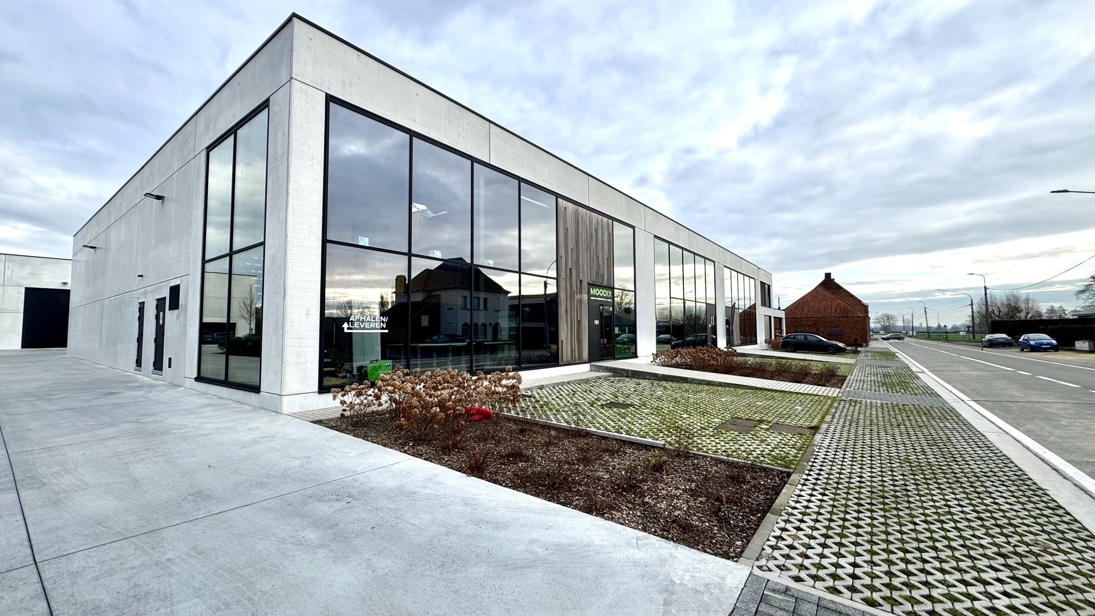 Recente KMO unit met grote etalageramen en 5 parkeerplaatsen - foto 1