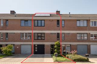 Deze charmante woning heeft een bewoonbare oppervlakte van 146 m² en is gelegen op een <strong>rustige, groene locatie</strong> in een doodlopende straat. Ook is ze vlak aan het centrum gelegen met o.a. winkels, restaurants, etc.<br /><br />Bij aankomst zijn er <strong>twee autostaanplaatsen </strong>voorzien en een <strong>inpandige garage</strong> wat zorgt voor voldoende parkeermogelijkheden. Op het gelijkvloers is er een <strong>praktische wasplaats</strong> en berging met een rechtstreekse toegang tot de tuin. Er is een overdekt terras met een geïnstalleerde bar en tuinberging.<br /><br />Op de eerste verdieping is er een <strong>lichtrijke woonkamer</strong> met een aangename leefruimte. De volledig geïnstalleerde en <strong>moderne keuken</strong> is voorzien van alle comfort. Overigens is er een afzonderlijk gastentoilet en is er toegang tot het zonnige terras waar u in alle rust kunt vertoeven.<br /><br />De woning beschikt bovendien over een prachtige <strong>groene, west gerichte tuin</strong>, een ideale plek om te ontspannen of gezellige momenten door te brengen met familie en vrienden.<br /><br />Op de tweede verdieping bevinden zich <strong>twee ruime slaapkamers die terug naar drie slaapkamers kunnen omgevormd worden wat oorspronkelijk ook het geval was</strong>, een praktische <strong>dressing</strong> en een <strong>moderne badkamer</strong> uitgerust met een stijlvolle <strong>inloopdouche</strong> en een tweede toilet.<br /><br />Overigens is er nog een bergzolder die polyvalent kan ingezet worden als eventuele vierde slaapkamer.<br /><br />De woning kent een gunstig EPC-attest, de elektriciteit is conform het AREI en de woning is bovendien asbestveilig.<br />Er zijn zonnepanelen met een hybride omvormer voorzien.<br /><br /><strong>Troeven van deze woning:</strong>
<ul>
<li><span>Instapklaar en verzorgd </span></li>
<li><span>Inpandige garage en private staanplaats </span></li>
<li><span>West gerichte tuin met groen karakter </span></li>
<li><span>Verzorgd terras </span></li>
<li><span>Lichtrijke woonkamer </span></li>
<li><span>Volledig geïnstalleerde keuken </span></li>
<li><span>Wasplaats en berging </span></li>
<li><span>2 slaapkamers en dressing </span></li>
<li><span>Moderne badkamer met inloopdouche </span></li>
<li><span>2 toiletten</span></li>
<li><span>Zolder als bergruimte</span></li>
</ul>
<br />📞 Interesse? Contacteer ons voor meer informatie of een bezoek ter plaatse via jeffrey@jurimmo.be of via +32 474 04 13 26