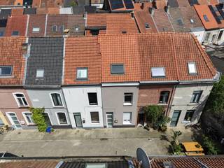 <strong>Instapklare</strong><strong> stadswoning met EPC B-score nabij Gent centrum</strong><br /><br /><em>Voor bezoekaanvragen, mail naar info@carloeggermont.be</em><br /><br />Deze rijwoning is <strong>rustig gelegen</strong> in een <strong>doodlopende straat</strong> nabij het Fonteineplein, <strong>op fietsafstand van het historisch centrum</strong>, de Bourgoyen en de Watersportbaan. Winkels, scholen en openbaar vervoer bevinden zich vlakbij.<br /><br />De woning werd <strong>grondig gerenoveerd</strong> en biedt een <strong>bruikbare vloeroppervlakte van ca. 105 m²</strong>. Dankzij het vernieuwde dak (2018), geïsoleerde voor- en achtergevel en recente dubbele beglazing behaalt de woning een <strong>gunstig EPC-label B (167 kWh/m² jaar)</strong>. Ook keuken, badkamer en schilderwerken werden recent vernieuwd.<br /><br /><strong>De indeling</strong> omvat een inkomhal, leef- en eetruimte, open keuken, douchekamer met toilet en toegang tot de kelder. Op de eerste verdieping bevinden zich twee slaapkamers waarvan één is ingericht als dressing-/bureauruimte. De tweede verdieping biedt een zeer ruime multifunctionele kamer onder de nok.<br /><br /><strong>Een ideale starterswoning of interessante investering op een vlot bereikbare locatie nabij het Gentse stadscentrum.</strong><br /><em>(Elektrische keuring in opmaak)</em>