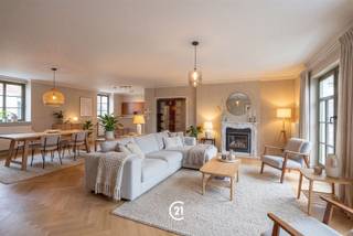 <p>Vous recherchez un appartement prêt à emménager dans un emplacement de choix ? Alors cet appartement bien entretenu, situé au 2, rue de l'Hôpital, boîte 7, à Zottegem, est exactement ce qu'il vous faut.</p><p>Situé dans le centre animé de Zottegem, il vous permet de profiter de toutes les commodités accessibles à pied. L'appartement dispose d'un espace de vie spacieux et lumineux qui s'ouvre directement sur la cuisine ouverte et entièrement équipée. Il comprend également une chambre à coucher spacieuse, une chambre d'enfant, un espace de rangement pratique et une agréable et spacieuse terrasse où vous pourrez vous détendre à votre guise.</p><p>L’appartement est en outre doté de nombreux atouts supplémentaires, notamment un vidéophone, un système d’aspiration centralisé et un label EPC B (efficacité énergétique), gage d’un confort de vie optimal et d’une gestion énergétique efficace. Grâce à l’ascenseur de l’immeuble, l’appartement est par ailleurs facilement accessible.</p><p>La place de parking privée se trouve dans le garage fermé de l’immeuble, ce qui vous permet de garer votre voiture en toute sécurité et à l’abri.</p><p>En résumé, un appartement prêt à emménager qui allie à la perfection confort, espace et emplacement exceptionnel. Idéal comme résidence principale ou comme investissement intéressant.</p><p>Pour plus d'informations ou pour organiser une visite, contactez notre agence !</p>