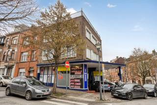 mmo DAVID presenteert: Strategisch gelegen garage met commerciële ruimte<br /><br />Dit pand aan het levendige Place de la Beauté biedt een unieke kans voor ondernemers die zichtbaarheid en functionaliteit willen combineren.<br /><br />De commerciële ruimte bevindt zich aan het plein zelf, terwijl de garage toegankelijk is via twee kanten: Rue Jules Broeren en de Geurstraat, wat flexibiliteit en praktische bereikbaarheid biedt. De totale oppervlakte van de garage en commerciële ruimte bedraagt 89 m², gelegen op een perceel van 2a32ca. Het pand beschikt over zes private parkeerplaatsen, wat het bijzonder aantrekkelijk maakt voor zowel klanten als personeel.<br /><br />Dankzij de centrale ligging bevindt u zich nabij openbaar vervoer, winkels en andere commerciële activiteiten, waardoor dit pand uitermate geschikt is voor winkels, kantoren, ateliers of servicepunten.<br /><br />Het is een interessante investering voor zowel actieve ondernemers als beleggers die zoeken naar rendement en toekomstmogelijkheden. Deze locatie garandeert dat uw onderneming zichtbaar en vindbaar is, waardoor het een unieke kans biedt om een commercieel project te realiseren in een dynamische omgeving.