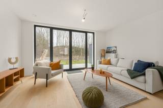 <p><span>modern halfopen woning in de Zilverlaan in Oostende, rustig gelegen nabij park en bos. De woning, gebouwd in 2025, biedt hedendaags comfort en een energiezuinige afwerking (EPC A). Dankzij de praktische indeling en drie slaapkamers is dit een ideale gezinswoning.</span></p>

<p><strong>Indeling</strong></p>

<p><strong>Gelijkvloers:</strong> overdekte buitenruimte met meterkast, inkomhal, apart toilet, open leefruimte met zit- en eetplaats, keuken en berging onder de trap.</p>

<p><strong>1e verdieping:</strong> nachthal met toegang tot de zolder, berging, drie slaapkamers en badkamer.</p>

<p><strong>2e verdieping:</strong> ruime casco zolder.</p>

<p><strong>Troeven</strong></p>

<p>• Energiezuinig (EPC A)</p>

<p>• Rustige ligging nabij park en bos</p>

<p>• Nieuwbouw 2025</p>

<p>Meer info of een bezoek plannen? Contacteer <strong>Charlotte</strong> via <strong>059 77 00 90</strong> of <strong>charlotte@eraservimo.be</strong>.</p>