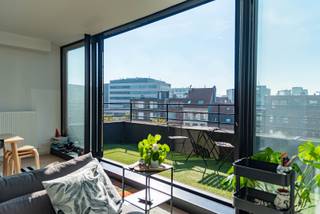 Dit leuke dakappartement is gelegen op 't Eilandje in de Londenstraat. Vlakbij kan je volop genieten van horeca (Aroy Thai, Georges espressobar...) en ook de supermarkt is dichtbij. Het pand is vlot bereikbaar met het openbaar vervoer, maar ook met de wagen. <br /><br />Indeling:<br />Gelegen op de bovenste verdieping van een kleinschalig en recent gerenoveerd gebouw. Binnenkom doe je via de inkomhal. Van daaruit kom je terecht in de lichtrijke woonkamer met open keuken. Vooraan bevindt zich een ruim terras met uitzicht op het MAS. Achteraan bevindt zich de slaapkamer, ook hier is een klein aansluitend terras. Verder is het appartement nog voorzien van een badkamer met bad-douchecombinatie en een berging met aansluiting voor een wasmachine. <br /><br />Verplichte vermeldingen:<br />- EPC: 141 kWh (label B)<br />- Beschikbaar vanaf 01-11-2026<br />- Maandelijkse kosten: 90 euro/maand<br />- Alle nutsvoorziening met eigen meter