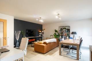 6700 ARLON (Wäschbour, 22-24) – On the edge of the countryside, ideally located and close to all amenities (shops, schools, public transport, etc.), 10 minutes by car from Luxembourg, close to Arlon city center and 30 minutes from the economic center of the Grand Duchy. TREVI offers you this beautiful 2-bedroom apartment in a building dating from 2010, comprising: entrance hall, separate toilet, living room, fully equipped kitchen, 2 bedrooms, bathroom, laundry room. In the basement, a private cellar (C15).<br />Parking and garage available at an additional cost. <br /><br />** TECHNICAL **<br />- PEB: B; 38kg/C02/m²/year; 106kwh/m²/year; unique code: 20230310024749;<br />- Communal gas boiler with hot/cold water meters;<br />- No work required;<br />- Water softener;<br /><br />**FINANCIAL CONDITIONS**<br />Property rented until 12/31/2026 - 6 months' notice possible for personal occupancy.<br />Sale price subject to registration fees.<br />Basic deed costs payable by the buyer (± €800 excluding VAT).<br /><br />** INFORMATION and VIEWINGS**<br />info-gestea@trevi.be or call 02 767 67 88