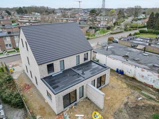 Aankoop onder registratie!!! GEEN 21% BTW<br /><br />Nieuwbouwwoning (225 m²) – modern comfort & ruimte in één! <br /><br />Keuze uit 2 formules. <br />Keuze 1: Casco + vloerverwarming en elektriciteit gelijkvloers, zonnepanelen en keuken €425.000<br />Keuze 2: volledig afgewerkt €495.000<br /><br />Ben je op zoek naar een energiezuinige, volledig afgewerkte woning waar je zó in kunt trekken? Deze recent nieuwbouw combineert hoogwaardige afwerking met een royale indeling van maar liefst 225 m² bewoonbare oppervlakte!<br /><br />Indeling:<br /><br />4 ruime slaapkamers – perfect voor gezinnen, hobby’s of thuiswerk<br /><br />3 volledig ingerichte badkamers met eigentijdse afwerking<br /><br />Moderne open keuken, inbouwtoestellen en veel kastruimte<br /><br />Lichtrijke leefruimte met grote raampartijen en zicht op de tuin<br /><br />Praktische wasplaats en extra bergruimte<br /><br />Afwerking:<br /><br />Deze woning is tot in de puntjes afgewerkt met kwalitatieve materialen:<br /><br />Tegel- of parketvloeren naar hedendaagse normen<br /><br />Energiezuinige installaties: warmtepomp, vloerverwarming, ventilatiesysteem D<br /><br />Volledig plaatsing keuken en badkamers<br /><br />Aangelegde tuin en oprit (zelf te voorzien)<br /><br />Extra troeven:<br /><br />✅ Energiezuinige woning <br />✅ Volledig instapklaar – geen renovaties nodig<br />✅ Gelegen in een rustige, kindvriendelijke buurt<br />✅ Vlotte bereikbaarheid en nabijheid van scholen/winkels/openbaar vervoer<br /><br />Interesse? Neem contact op voor een bezichtiging en laat je verrassen door de ruimte, het licht en de afwerking.