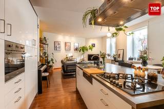 Deze karaktervolle hoekwoning bevindt zich in de gezellige Spitaalpoortstraat, vlakbij station Dampoort. Werkelijk een toplocatie, strategisch...