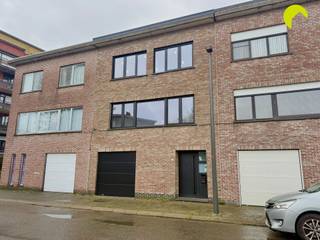 Gelegen in een rustige en aangename straat te Mortsel, vinden we deze ruime woning met garage, tuin en praktische indeling. Indeling:Gelegen in een...