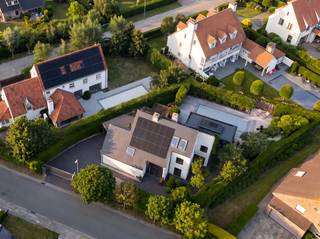 Sur un magnifique terrain de 815 m² dans un quartier résidentiel à Knokke-Heist, se trouve cette spacieuse villa avec piscine, poolhouse et plusieurs places de parking. La propriété bénéficie d'un emplacement particulièrement central, à proximité du centre de Knokke et du village de Westkapelle, avec un accès facile à toutes les principales routes d'entrée.<br /><br />La villa a été construite en 1990 et offre aujourd'hui une superficie habitable de 307 m². Elle a été entièrement rénovée esthétiquement au fil des ans, conférant aux espaces intérieurs et extérieurs de cette propriété une apparence contemporaine, chaleureuse et soignée.<br /><br />L'allée avec carport offre un stationnement pour plusieurs véhicules. Le vaste hall d'entrée donne accès à un toilette pour invités avec toilettes japonaises. Au rez-de-chaussée, vous trouverez également le garage et une pièce polyvalente pouvant servir de chambre, bureau ou cabinet.<br /><br />Le salon spacieux avec cheminée s'ouvre sur la cuisine ouverte, entièrement équipée avec coin repas et un four AGA au caractère unique. Adjacente à la cuisine se trouve une buanderie avec rangement et accès direct à la terrasse.<br /><br />La véranda avec de grandes fenêtres laisse entrer beaucoup de lumière naturelle et renforce la sensation d'intérieur-extérieur qui est perceptible dans toute la villa.<br /><br />Les stores équipant la véranda font partie d'un choix réfléchi à travers toute la maison : toutes les fenêtres et ouvertures peuvent être fermées, garantissant confort en toute saison. La véranda constitue ainsi la transition naturelle vers le jardin.<br /><br />Le jardin paysager offre intimité et tranquillité, avec une piscine chauffée, une douche extérieure, un espace lounge et un poolhouse avec toilettes séparées.<br /><br />La suite parentale dispose d'un dressing avec sauna intégré et d'une salle de bains attenante avec double lavabo, douche à l’italienne, baignoire et dressing. En outre, il y a deux chambres spacieuses avec une salle de bains partagée. Dans le couloir de nuit, il y a un toilette pour invités séparé.<br /><br />À l'étage se trouve une grande chambre avec placards intégrés et l'ancienne atelier de bijoutier. Cet espace est idéal pour un logement invités, une salle de loisirs ou d'autres usages.<br /><br />La maison est équipée d'une technologie résidentielle avancée, notamment des installations électriques gérées par la domotique, des panneaux solaires, la climatisation, une pompe à chaleur, le chauffage et l'éclairage pilotables à distance, l'arrosage automatique et un réseau de caméras étendu.<br /><br />Vous êtes intéressé ? Contactez l'agence immobilière NANO au 050 60 60 78 ou à info@immonano.be.