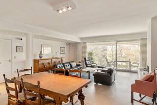 Dit lichtrijke en instapklare appartement combineert comfort, ruimte en een warme uitstraling op een uitstekende ligging.Indeling:- Inkomhal met...