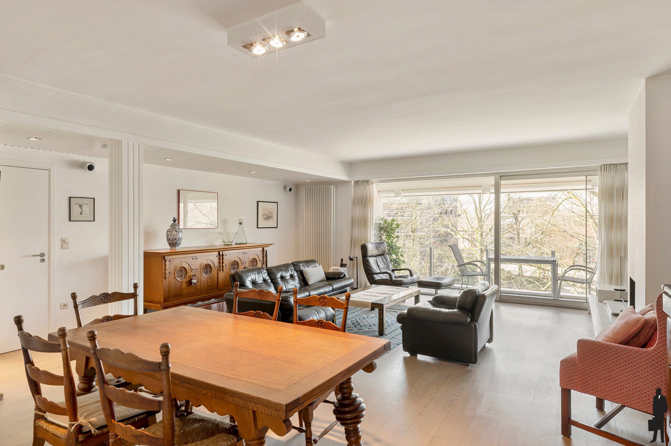 Dit lichtrijke en instapklare appartement combineert comfort, ruimte en een warme uitstraling op een uitstekende ligging. - foto 3
