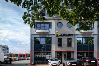 Deze polyvalente kantoorruimte is gelegen op een zéér centrale & commerciële ligging in de buurt van kantoren vlakbij het centrum & de ring...