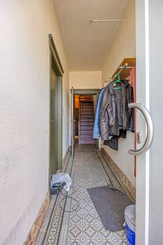 Deze ruime halfopen bebouwing is gelegen in Holsbeek op een perceel van 7a 83ca met een zuidoost georiënteerde tuin. <br /><br />Dit renovatie project biedt veel mogelijkheden door het grote volume en aangename tuin.<br />Bij het betreden van de woning komt u binnen in de inkomhal.<br />Vanuit de inkomhal bereikt u de ruime leefruimte en de aansluitende keuken. Op gelijkvloers bevind zich ook een doucheruimte. Als ook de zeer ruime garage. <br /> <br />Op de eerste verdieping vinden we de overloop met 4 ruime slaapkamers en een badkamer met dubbel lavabo en bad .<br /><br />De woning beschikt over een volledige zolderverdieping, te bereiken met een vaste trap, waar zich de 5e slaapkamer bevindt. Verder heeft de woning een ruime kelder .<br /><br />De verwarming is op aardgas. De elektriciteit is niet conform. EPC E, renovatieverplichting. Niet-asbestveilig.<br /><br />Wenst u meer informatie of een bezoek? Contacteer ons gerust!