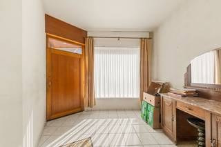 Ontdek deze ruime 4-slaapkamer woning met tal van praktische ruimte en lichtinval in het hart van Ruddervoorde. Omgeven door oude sites van waardevolle dorpsgezichten, is nog heel wat karakter in deze woonst terug te vinden. Van de sierlijke glaspartijen tot de oude winkel vooraan in de woonst, dit pand heeft een rijke geschiedenis.<br /><br />Mits een renovatie is er van dit pand een moderne woning te maken waar ruimte is voor voldoende slaapkamers, extra ruimtes op zolder en vooral een open leefruimte met connectie naar de tuin. De koterij achteraan de woning kan dienen voor opslag of werkruimtes. Of verwijder deze verharding om plaats te maken voor een volwaardige en zonnige tuin.<br /><br />De woning begeeft zich midden in de dorpskern van Ruddervoorde. Hierdoor zijn vrijwel alle voorzieningen op wandelafstand te bereiken. Van winkels tot scholen, sportcentra tot openbaar vervoer, al wat je kan nodig hebben. Zie jij je al helemaal thuiskomen in deze gezellige gemeente? Maak dan snel een afspraak voor een bezoek!<br /><br />Denk je eraan om je woning in Oostkamp te verkopen? Neem vrijblijvend contact op met Eva van Immo Francois in Oostkamp voor een gratis schatting via eva@immofrancois.be of 0471 96 08 57.<br /><br />