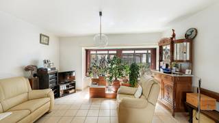 Deze te renoveren eigendom is centraal gelegen in de Pannenstraat te Heist, op wandelafstand van het warenhuis, het station en het commerciële centrum. Dankzij de nabijheid van het strand is dit pand zowel geschikt als vaste woonst als tweede verblijf.<br /><br />Het betreft een handelshuis met een ruim woonvolume (ca. 243 m²) met tal van mogelijkheden.<br /><br />Indeling:<br />Op het gelijkvloers bevindt zich een ruime inkomhal met toegang tot een grote handelsruimte met eigen keuken, een apart toilet en voldoende stockageruimte. Daarnaast is er een droge, ruime kelder.<br /><br />De eerste verdieping omvat een ruime, lichtrijke leefruimte, een keuken voorzien van alle toestellen die uitgeeft op het terras vooraan, een apart toilet en een praktische berging met aansluiting voor wasmachine en droogkast. Achteraan bevindt zich een aangenaam terras.<br /><br />Op de tweede verdieping zijn er drie volwaardige slaapkamers, een ruime badkamer met dubbele lavabo en ligbad en een apart toilet.<br /><br />Deze handelswoning biedt tal van mogelijkheden voor een zelfstandige activiteit zoals een kapsalon, praktijkruimte (kinesist, tandarts, personal trainer, …) of andere beroepsmatige invulling op het gelijkvloers. De gevel met grote vitrine zorgt bovendien voor een uitstekende visibiliteit.<br /><br />Een interessante eigendom met veel potentieel op een gunstige ligging.<br /><br />Meer informatie of een bezoek ter plaatse gewenst? <br />Contacteer Willem Cauwels op tel. 050/89.27.70.