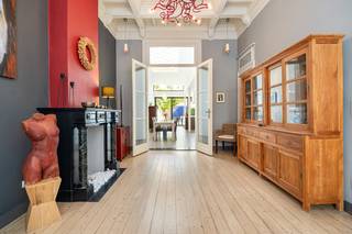 (Grondplan, Videotour en EPC kan u downloaden bij "Documenten" op de Wellimmo-site)<br /><br />Algemeen<br /><br />Altijd al gedroomd van een karaktervolle herenwoning met originele vloeren, charmante mouluren en een zonnige oostgerichte tuin? En ook nog eens volledig instapklaar? Dit is uw kans!<br />Deze woning dateert oorspronkelijk uit het jaar 1910 en dat kan je zien aan de zeer mooi bewaarde, zeldzame elementen. In 1997 werd dit pand volledig gerenoveerd en sinds 2008 tot op heden gerenoveerd volgens hedendaagse normen, steeds met respect voor deze historische details.<br />Met een bewoonbare oppervlakte van ca. 312 m² en een grondoppervlakte van ca. 229 m² is dit een zeer ruime en veelzijdige woning. Graag sommen we enkele troeven voor u op: <br /><br />Ligging<br />Zeer rustige straat vlakbij de Turnhoutsebaan. Op korte afstand vindt u de hippe cafés, restaurants en kunstgalerijen rond 't Laar en het Moorkens- en Krugerplein. Vlakbij ligt de iconische cultuurtempel De Roma. Bussen en trams rijden op slechts enkele minuten lopen, wat de bereikbaarheid ideaal maakt.<br /><br />Indeling<br />0: De woning betreden doet u via de originele inkomhal met marmeren vloer. Het gelijkvloers is ingedeeld in enerzijds een prachtige woonkamer met hoge plafonds en originele schouwen, anderzijds een zeer moderne eetkamer met volledig uitgeruste inbouwkeuken waar je geniet van zeer veel lichtinval. Via de driedelige schuifdeur komen we terecht in de (door tuinarchitect) aangelegde O-tuin met waterpartij. Charmant is de originele bijkeuken met karaktervolle blauw-witte wandtegels. Daarnaast in de hal is een stijlvol apart toilet.<br />1: Via de houten trap bereiken we de eerste verdieping, waar indrukwekkende Egyptische zuilen de nachthal sieren. Nadien lopen we langs een dressing (met inbouwkasten incl aansluiting wasmachine en droogkast) tot in de badkamer, die beschikt over een ligbad, douche en wastafel. Verder bestaat deze verdieping uit 2 zeer ruime slaapkamers.<br />2: Voordien werd de tweede verdieping ingericht en gebruikt als 1 slaapkamer-appartement maardeze bestaat in principe uit 2 ruime kamers (waarvan 1 is ingericht als eetkamer met keuken), een apart toilet en douchekamer.<br />3: Tot slot: de derde verdieping, die bestaat nogmaals uit twee ruime kamers met toegang (via uitschuifladder) tot de zoldernok.<br /><br />Extra: een ruime, bruikbare (en droge) staankelder. Achteraan in de tuin bevindt zich een handige tuinberging<br /><br />Bijzonderheden<br />✅ Statige, lichte pièce unique<br />✅ Ruime klassevolle tuin<br />✅ Instapklaar<br />✅ Prachtige authentieke elementen, gecombineerd met moderne technieken<br />✅ Centrale locatie in Borgerhout/Antwerpen<br /><br />Interesse?<br />Contacteer ons via info@wellimmo.net of bel naar 03/225.00.68!