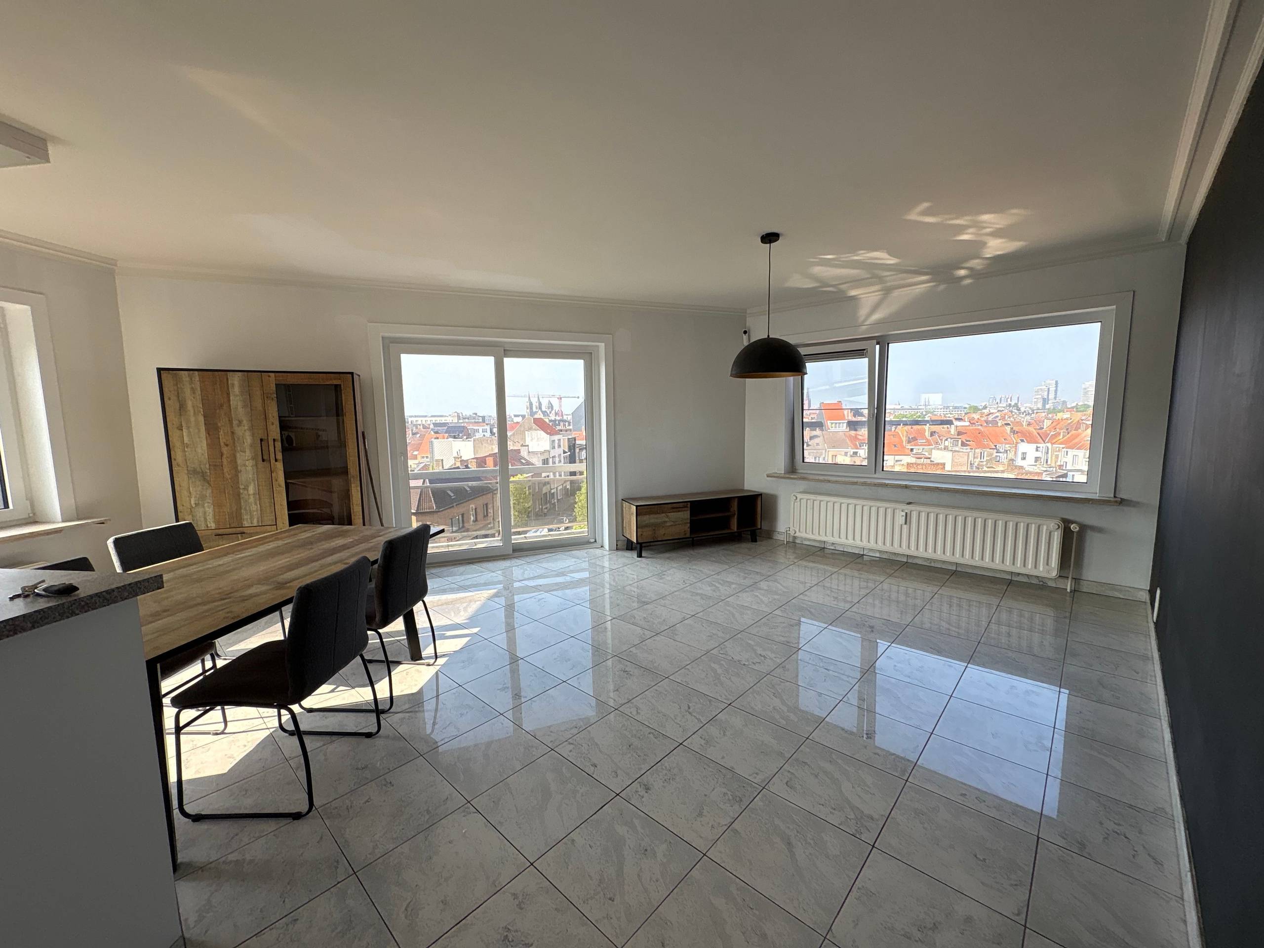 Lichtrijk appartement met 2 slaapkamers en zonnig terras te Oostende! - foto 3